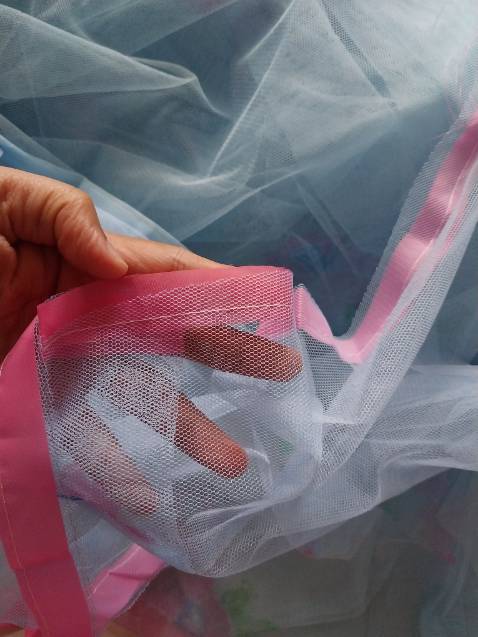 Hàng nhận được có mùi hôi của chất liệu vải hay mực in. Theo mình, đường may hơi dối. Giặt có khả năng tưa hay bung chỉ. Chỗ xếp ly may chưa dính. Chất lượng không được như mình mong đợi. 
Dịch vụ giao hàng của Tiki thì mình ko có gì phàn nàn nàn.