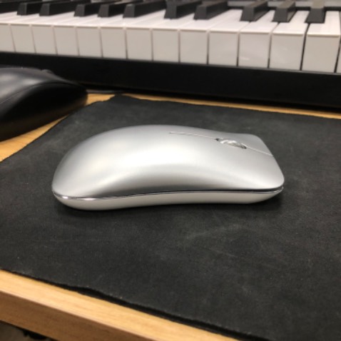 Chuột rất đẹp nha, bấm êm, cầm thích tay ❤️❤️ mình mua để cùng màu với macbook của mình, quá là hợp luôn. Lúc đầu mình mua hàng bị lỗi không ấn được, nhưng bên shop cực kỳ nhiệt tình đổi ngay cho mình con chuột mới. Rất ưng 😁