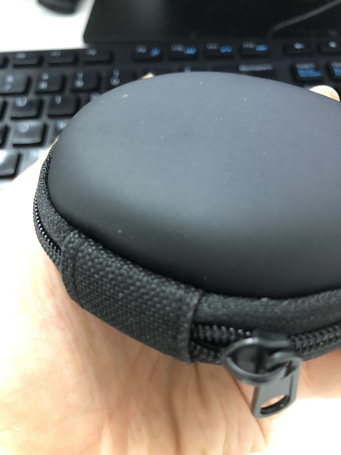 Hơi gọn và nhỏ, kích thước đường kính tầm 8cm, vừa giá tiền 15k