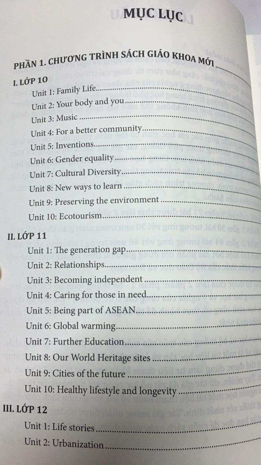 sách cô Trang Anh thì chất lượng khỏi bàn r,cuốn này có đủ cấu trúc từ lớp 10-12 cả chương trình mới và cũ nên rất tiện.Vì dịch bệnh nên giao hàng hơi lâu xíu,có một điểm mà mik hơi buồn là tiki chỉ đóng gói trong 1 hộp carton nên trong quá trình vận chuyển sp sẽ bị móp méo là điều ko tránh khỏi nhưng vì chất lượng sp nên vẫn quyết định cho 5*☺️☺️