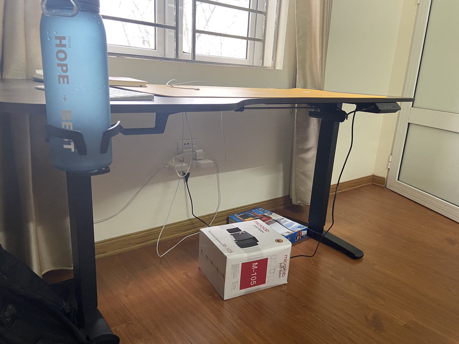 Bàn rất chắc chắn, đẹp, rộng rãi hơn hẳn so với bàn 1.2m. Lắp đặt tương đối dễ dàng.
Trước khi mua mình hơi băn khoăn vấn đề ko chắc chắn, rung lắc như các bàn khác nhưng sản phẩm này lại cực kỳ chắc :)