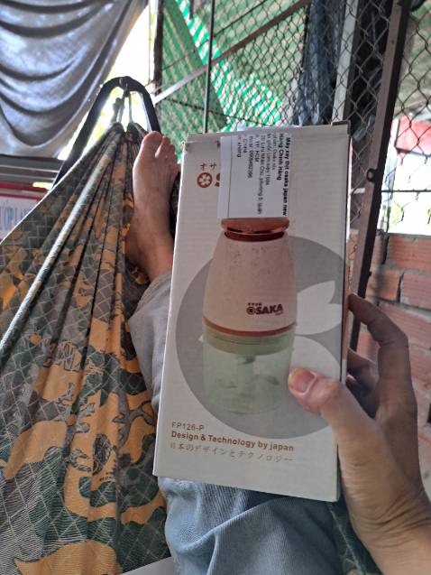 Shop bán hàng dỏm hàng nhái giá rẻ thì nên nói rõ ra để người mua khỏi hiểu nhầm. Rõ ràng đây không phải là hàng chính hãng. Quá dỏm luôn. Đành rằng tiền nào của đó nhưng nếu như vầy là *** đảo khách hàng rồi