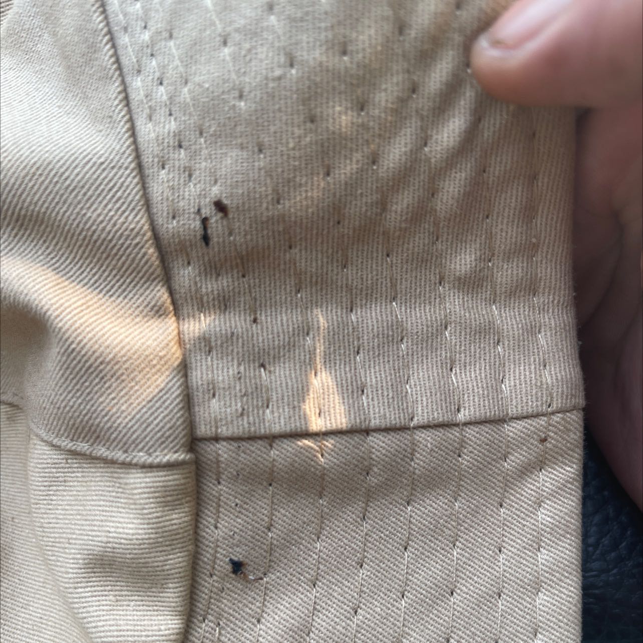 Nón tặng như nón chợ 10k, thà đừng chạy khuyến mãi