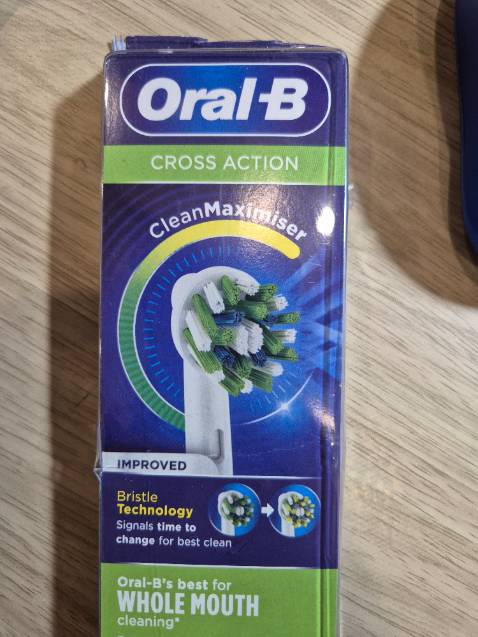 Sản phẩn giao từ nhà bán quốc tế nên thời gian từ lúc đặt hàng đến lúc nhận mất 12 ngày, hơi lâu.

Mình vừa nhận hàng luôn, đầu bàn chải made in germany, nhưng mình so sánh với đầu bàn chải cũ thì nhận thấy một số điểm khác biệt:
- lông chải chéo mang màu xanh lá (mới) so với màu xanh dương (cũ)
- nhựa đầu bàn chải mới không bóng và sắc sảo bằng nhựa đầu bàn chải cũ
- logo oral B trên đầu bàn chải mới nhìn đậm thô hơn logo trên đầu bàn chải cũ.

Mình cũng không rõ là sản phẩm đổi mẫu hay vì lý do nào khác mà về ngoại quan đầu bàn chải mới không như đầu bàn chải cũ. Mình chưa dùng chải răng nên không có đánh giá về hiệu quả chải.

Giá mua set 4 cái cũng không phải là rẻ nên cứ hy vọng là hàng chuẩn hãng vậy.