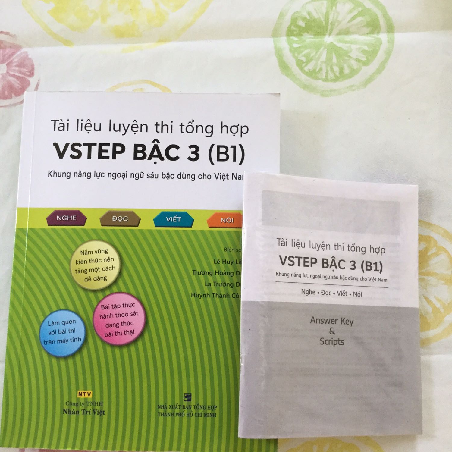 Rất ổn. Xứng đáng để bỏ tiền ra mua về tự ôn. Sách in màu đẹp, hướng dẫn chi tiết, sát với đề thi. Phần nghe, phần nói có bài ghi âm mẫu, bài thi thực trong link qr. Phần viết hướng dẫn rất chi tiết. Mình không có thời gian xem hết tất cả phần trong sách, bỏ tiếng anh cũng lâu rồi nhưng ôn theo sách trong vòng vài ngày (chủ yếu mình xem qua hướng dẫn phần viết và nói) mình đã thi vteps đạt bậc 4. Bạn nào học theo từ đầu thì đọc và làm theo sách (mình nghĩ chắc tốn tầm 2-3 tháng hoặc ít hơn tuỳ tiếng anh bạn tới đâu) chắc chắn đủ bậc 3 (B1)