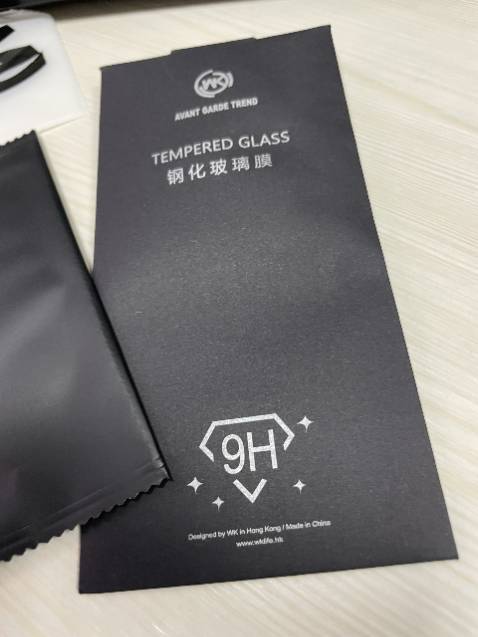 - Hàng này là loại không có hộp nhé các bạn (chắc bỏ hộp nên giá rẻ hơn)
- Chống nhìn trộm tốt, màn hình có giảm độ sáng đi chút so với kính cường lực trong
- Độ nhạy cảm ứng tương đương cường lực trong
- Bám vân tay ít hơn cường lực trong cũ của mình.
- Dễ dán, không bọt khí, khít với màn hình điện thoại
=> Hài lòng với sản phẩm. Cảm ơn shop.