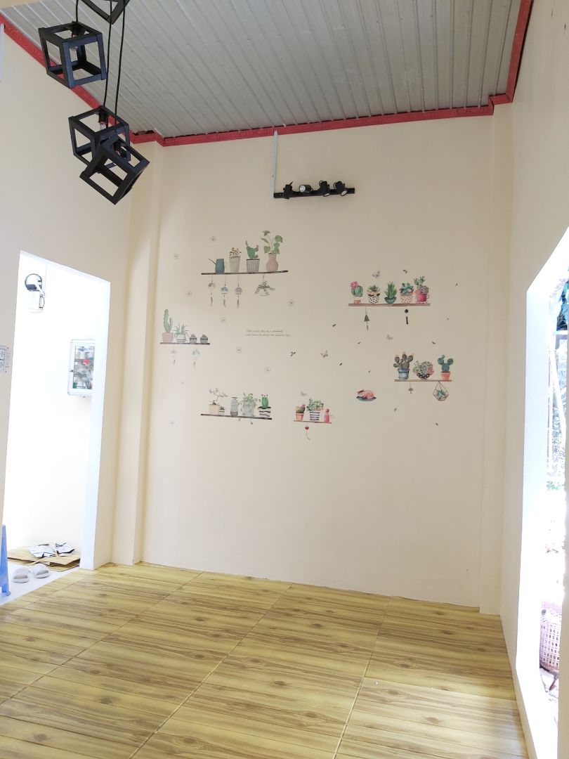 Decal màu sắc đẹp, sắc nét. Có lớp keo dễ dán. Tuy nhiên chọn bề mặt nhẵn, vệ sinh sạch sẽ bề mặt trước khi dán để dễ dán hơn