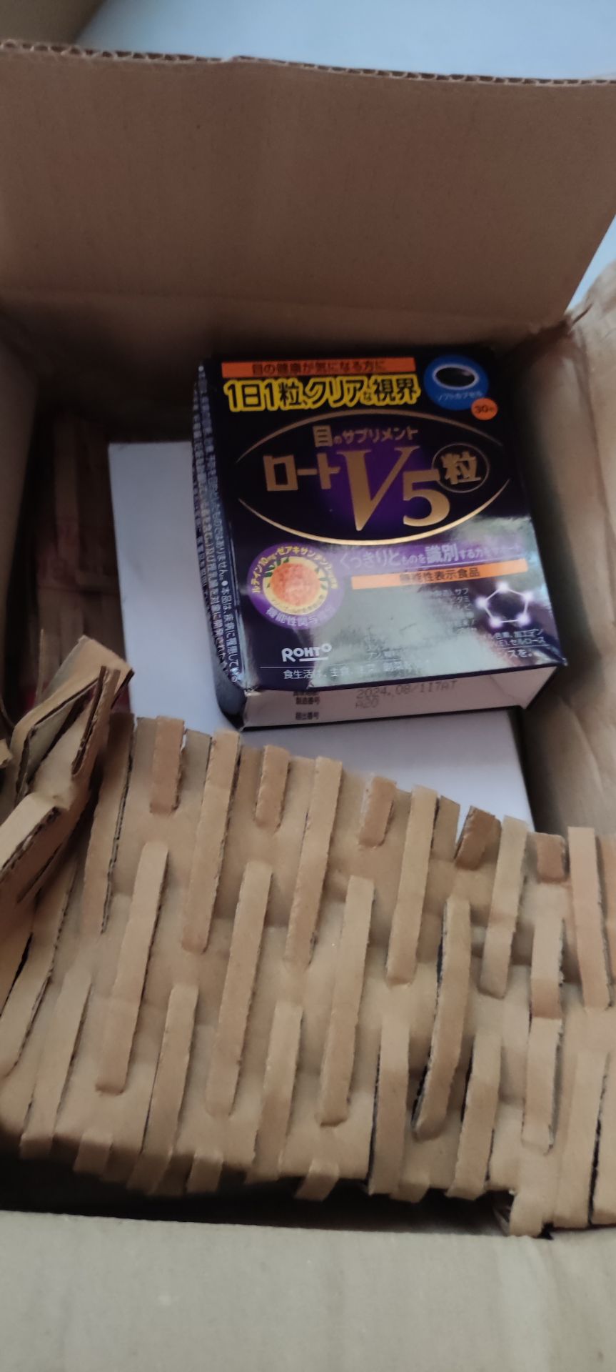 Đóng gói chưa cẩn thận lắm, vận chuyển hộp móp méo, dù vậy cũng may không ảnh hưởng thuốc bên trong. Thấy đánh giá cao nên mua về dùng thử xem sao.