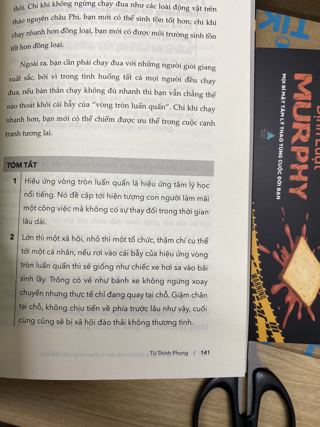 Đang ngủ trưa thì shipper gọi lấy đồ, thì ra là sách đã về. Định mở ra đọc vài trang lướt lướt thì đọc đúng cái định luật Cá da trơn - mình muốn sống thoải mái mà cuộc sống thì lại không theo ý mình, thế là khỏi ngủ trưa nữa luôn. 
Mình đánh giá đây là cuốn sách hay nhất về tâm lý học nhận thức, bởi các hiệu ứng đưa ra rất dễ hiểu, mà sau mỗi phần còn có cả tóm tắt giúp cho mình không bị loãng kiến thức, phần này mình thích nhất vì rất cô đọng. Bên cạnh đó mình ấn tượng với các hiệu ứng như càng sợ sai thì lại càng dễ mắc sai, hiệu ứng Dugan là càng tự tin thì càng thành công,... Các hiệu ứng và quy luật được tác giả Từ Thính Phong viết theo kiểu rất “tây”. Còn định luật Matthew: bạn có bao giờ thắc mắc người giàu thì cứ giàu còn người nghèo thì cứ nghèo chưa? Định luật này sẽ lý giải cho bạn. Tuyệt vời hết nước chấm.