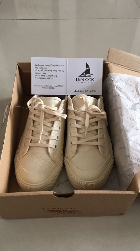 Giày đẹp, màu sắc quá okie. Miếng lót êm, phần đế cao su cứng. Bạn nào chân ốm thì bề ngang sẽ hơi bị rộng nha. Mình mới đổi size nhỏ hơn do lúc đặt hàng k để ý. Mấy bạn nhân viên của shop nhiệt tình và dễ thương. Cảm ơn Dincox và Tiki !