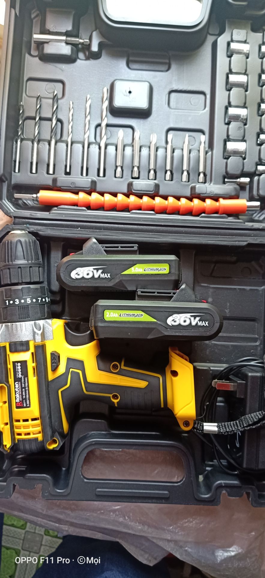 Sau khi *** thử thì có vài nhận xét góp ý. 
- Máy khoan mạnh, cầm cũng nặng tay nhưng chạy tốc độ cao hơi ồn
- Pin 2 bên có tem nhưng bên để 5.0Ah, bên thì 2Ah không biết tin theo bên nào
- Cục sạc thì nhẹ te, không có thông số
- Những phụ kiện kèm theo ở mức bình thường
- Giao hàng chậm 3 ngày so với dự kiến