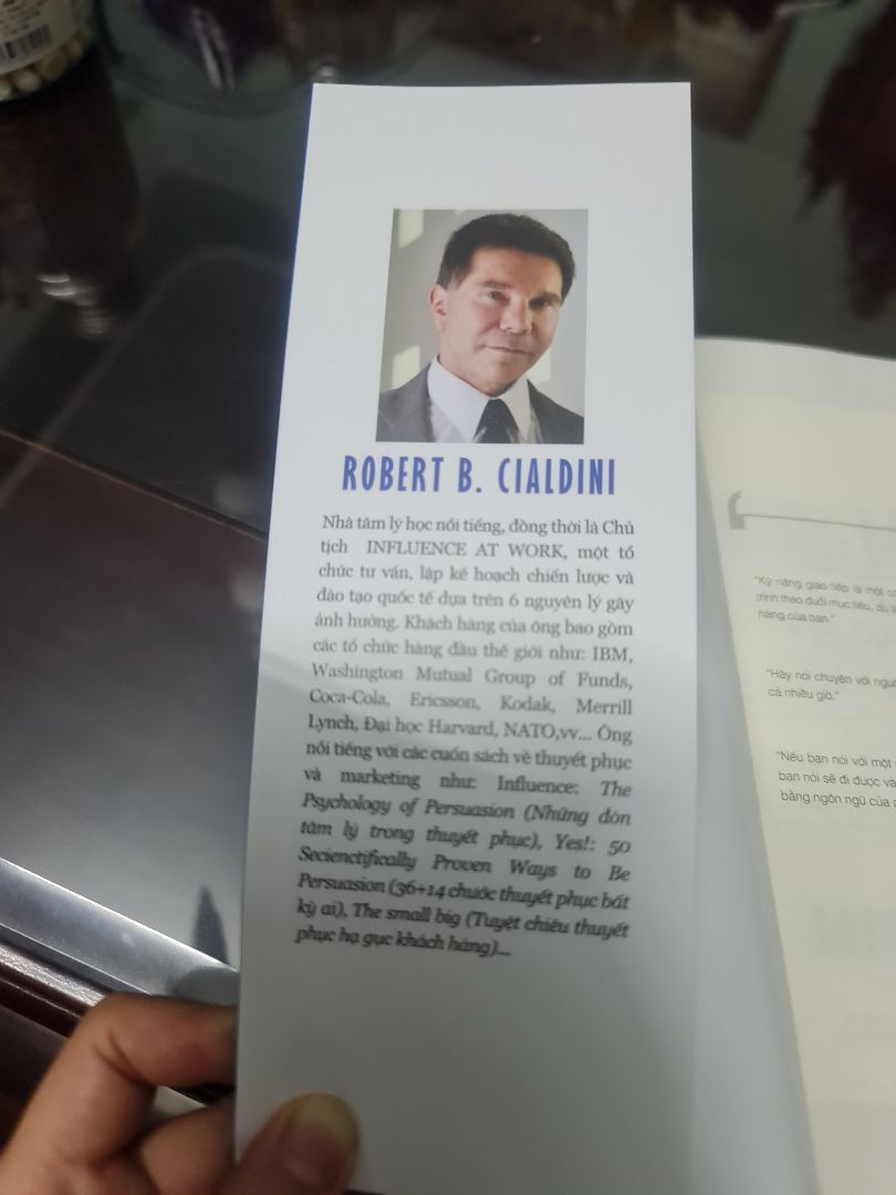 Mới chỉ đọc đc chương đầu, cách dẫn dắt như 1 cậu chuyện nhân vật tự kể, gần gũi và ko văn hoa, trừu tượng.