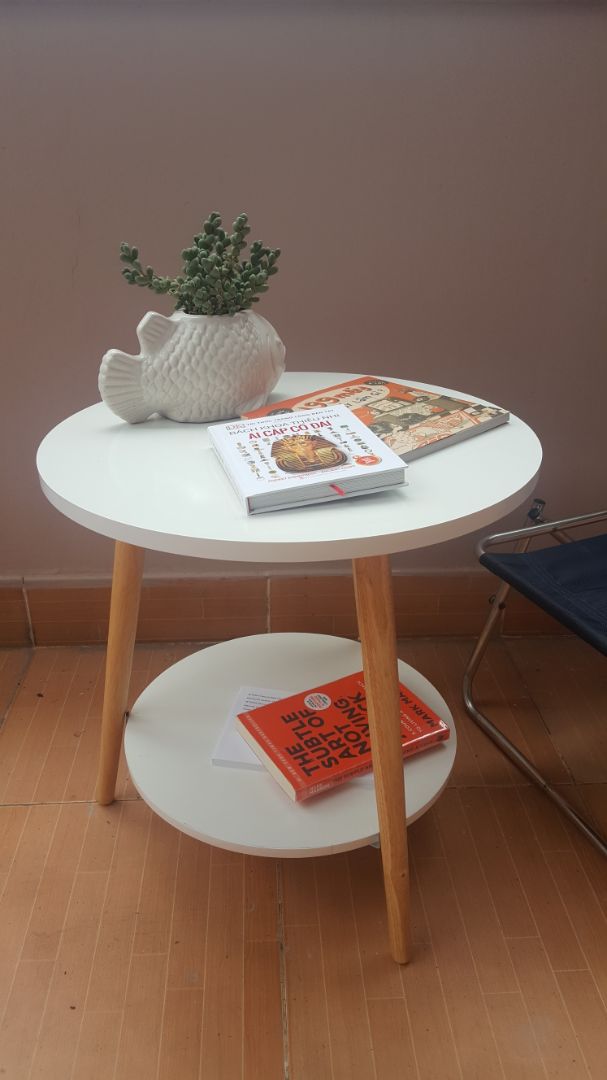 Bàn có chút bong nhỏ mặt viền tròn nhưng mình vẫn rất hài lòng với độc chắc chắn của bàn nhé. Các bạn lưu ý khi siết ốc ở vòng tròn nhỏ nên nhẹ tay hơn vòng tròn lớn vì độ mỏng của gỗ dễ lấn sang mặt trên. mình post rõ các góp ráp để các bạn dễ hình dung khi tự gắn đối với các bạn nữ như mình. Bàn có chút bong nhỏ mặt viền tròn nhưng mình vẫn rất hài lòng với độc chắc chắn của bàn nhé. Các bạn lưu ý khi siết ốc ở vòng tròn nhỏ nên nhẹ tay hơn vòng tròn lớn vì độ mỏng của gỗ dễ lấn sang mặt trên. mình post rõ các góp ráp để các bạn dễ hình dung khi tự gắn đối với các bạn nữ như mình.