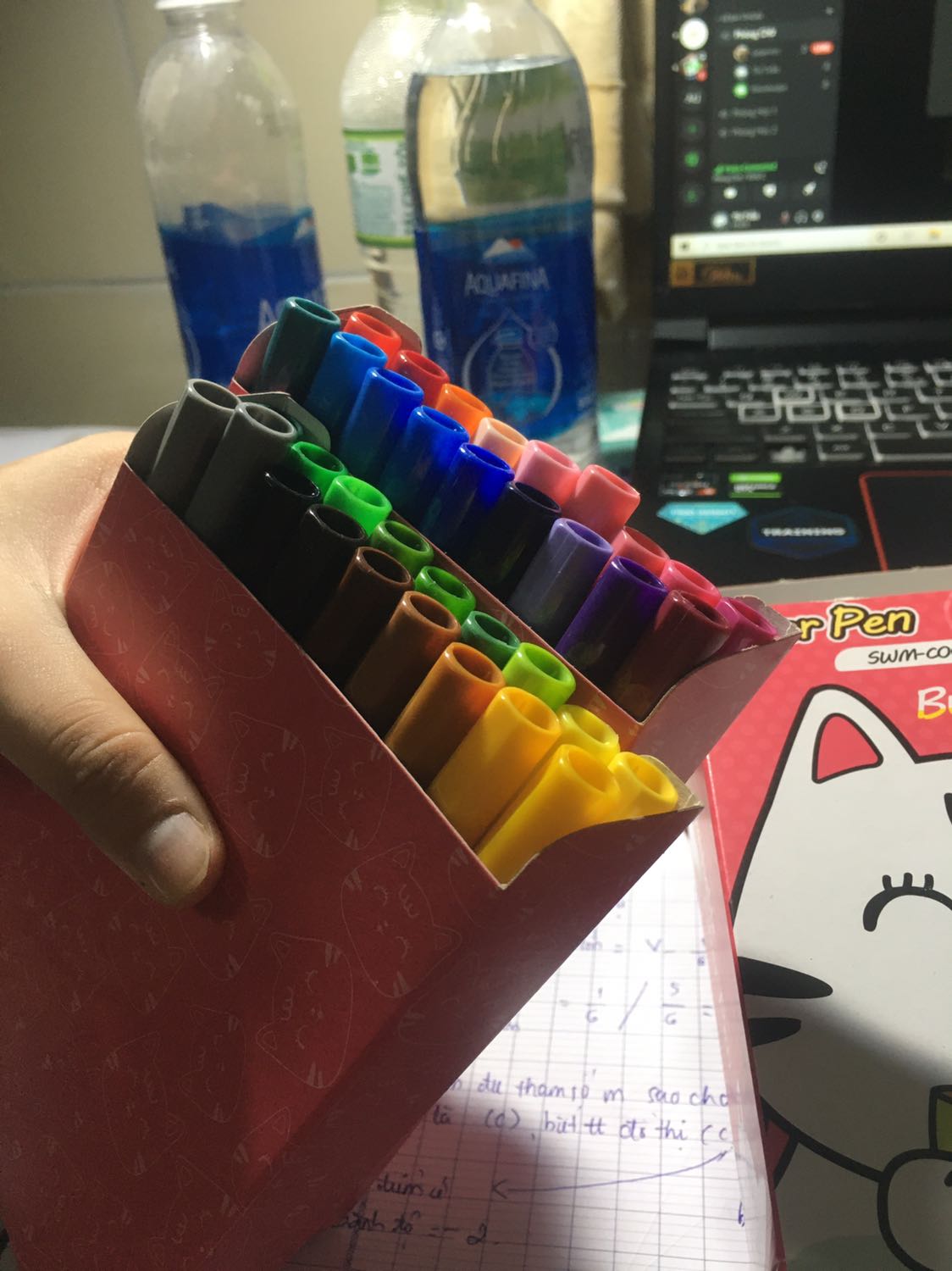 36 màu xinh lắm, còn tặng kèm bình nước nữa. Nói chung là ưng ghê í. Nên mua nha mọi người 36 màu xinh lắm, còn tặng kèm bình nước nữa. Nói chung là ưng ghê í. Nên mua nha mọi người