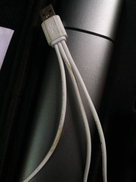 Yêu cầu tiki đổi sản phẩm khác vì tôi cho rằng đây là sản phẩm củ vì lý do sau: seal hộp đã bị rọc, đầu kẹp bị oxy hóa chuyển sang màu xanh ( có thể họ đã sd kích bình cho oto và bị dính axit của bình nên mới chuyển sang màu xanh ở phần răng kẹp) + dây cáp usb củ và dơ. Yêu cầu tiki gửi sản phẩm mới nguyên hộp, nguyên seal và chính hãng.