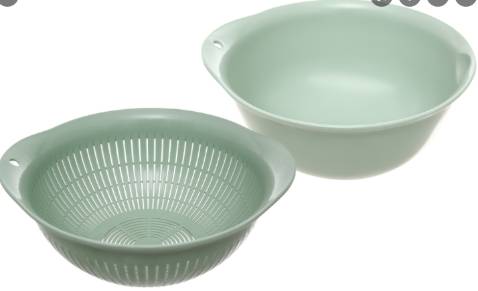 Hàng VN chất lượng cao xứng đáng được ủng hộ nhiệt tình. Mình mua cho nhà mình rùi nhà ba mẹ, ai dùng cũng thích. Chất nhựa dày dặn, mịn không xước. Màu sắc tuy hơi ít nhưng toàn màu tuyển, nhã nhặn sang sang. Cái cũ mình xài 1 năm rưỡi vẫn mới không bị bám đen đen hay trầy trụa bung nhựa xước tay như các loại cũ. Xứng đáng dùng thử nhé.