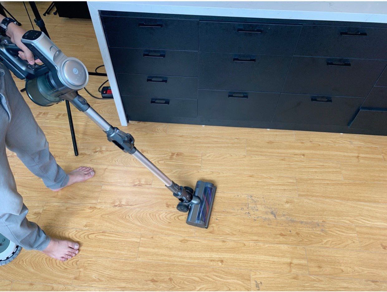 Giải phóng sức lao động quá trời luôn ạ 😪. Lau bằng nước thì bao sạch, tóc lông thú cưng, bụi bẩn hút rất sạch. công nhận hút lau ra mới thấy nhà quá bụi quá dơ luôn. Máy không quá nặng cầm không bị mỏi. Ưu điểm mà cũng là nhược điểm 6 đầu hút nên hút được mọi ngóc ngách nhưng cũng vì tận 6 đầu nên lúc cất không để í dễ bị vứt lung tung chắc phải mua lấy 1 cái giá để treo cho gọn, còn về tính năng thì rất ưng í 👍