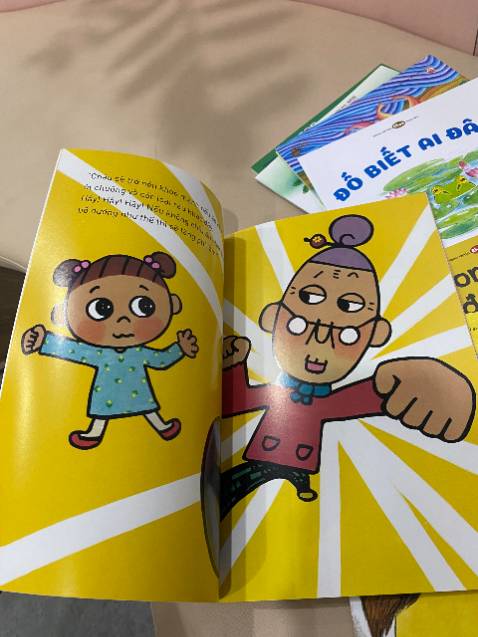 bất ngờ vì con không những không sợ mà còn thích nữa, cứ hay trêu con là bà phí quá đang đến đấy là ăn hết đồ ngay