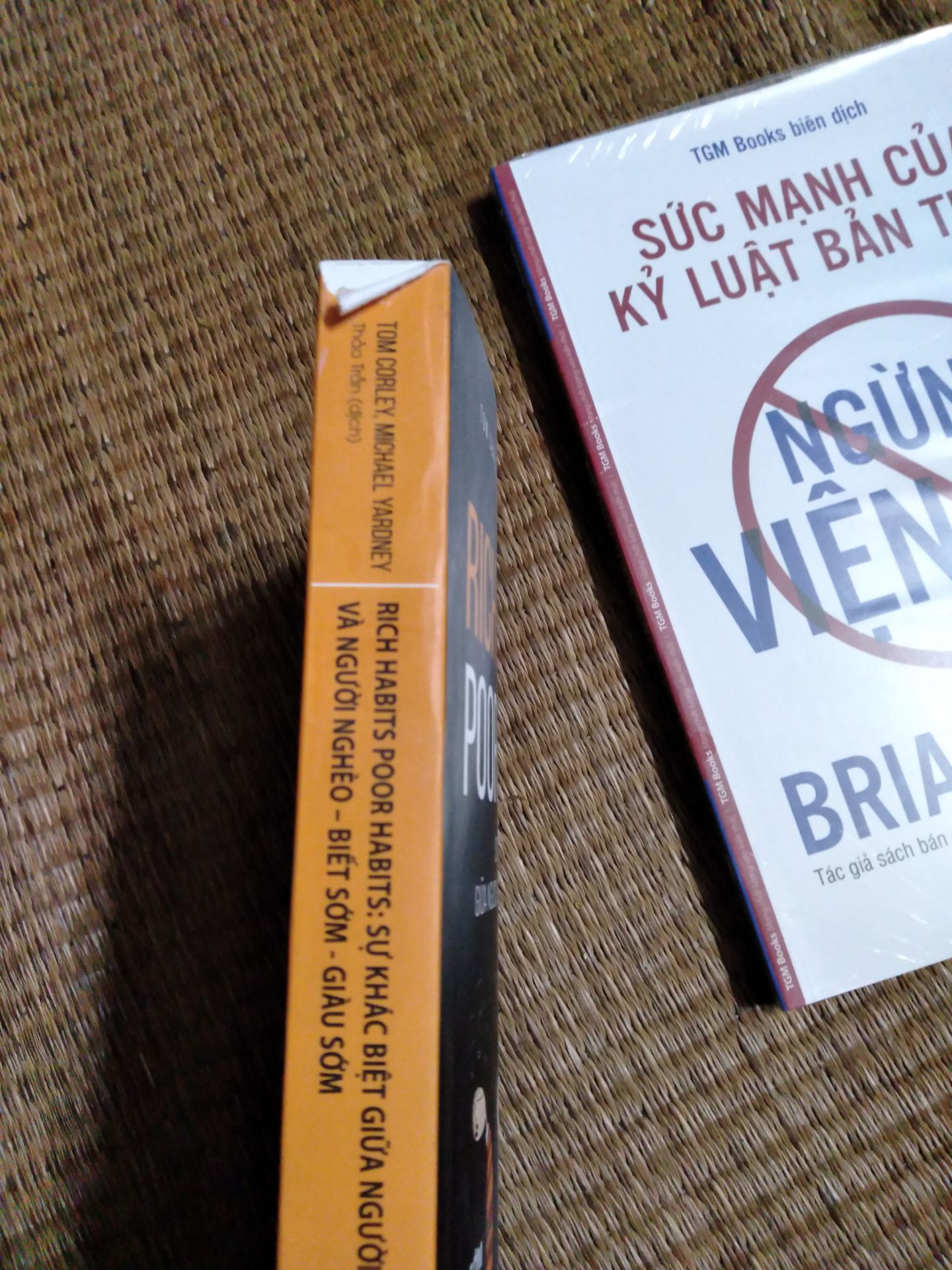sau rất nhiều lần mua sách trên tiki thì đây là lần mua sách mình thất vọng nhất.bìa ngoài thì xước, gáy sách thì rách.rất mong muốn bên giao hàng của shop bảo quản sách tốt hơn, kiểm tra sách trước khi giao tới khách hàng. chứ như này mất thời gian của khách và của shipper quá. Tết tới nơi rồi 😔😔