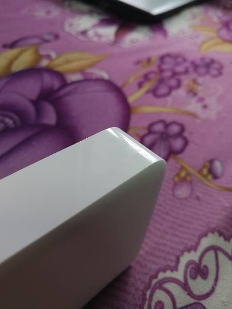 Vừa rồi mua một sản phẩm Sạc dự phòng Xiaomi Redmi có vấn đề bên ngoài, do bận công việc nên hai hôm sau mới mở hộp ra xem thì kiểm tra là hàng cũ, liên hệ Tiki thì bảo quá 48h không cho đổi, thật quá bất tiện. Bên ngoài tem hộp sản phẩm đã bị bóc, có rất nhiều vết trầy xước, bẩn và dính cả dấu vân tay của người nào đó đã sử dụng. Hơn nữa túi ni lông có dán keo đã bị bóc ra nhìn rất tệ và phần seal bảo quản các cổng kết nối đã bị gỡ đi đâu mất không có trong sản phẩm. Chưa kể hàng đã bị trễ mất mấy ngày mà không nhận được thông báo nào từ phía Tiki hay đơn vị vận chuyển. Mình rất tin tưởng Tikitrading, đơn hàng trước mình đặt mua đến 03 sản phẩm như vậy của Tikitrading nhưng tất cả đều mới, có tem ngoài, còn seal bảo quản đầu cắm, túi ni lông dán còn nguyên keo trong pin chuẩn hàng mới 100%, lần này thì cảm nhận quá hụt hẫng và thất vọng vì hàng như đã sử dụng hoặc là hàng đổi trả.