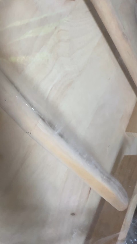 Bán hàng tệ, không đúng hình ảnh quảng cáo. Hàng giao bị gẫy thanh ngang ở 1 bên chân. Chân rung rinh, tất cả các cạnh đều sắc bén, gồ ghề.  Hoàn toàn khác hình, khách hàng tin mua, rốt cuộc mất thời gian chờ, mất niềm tin…