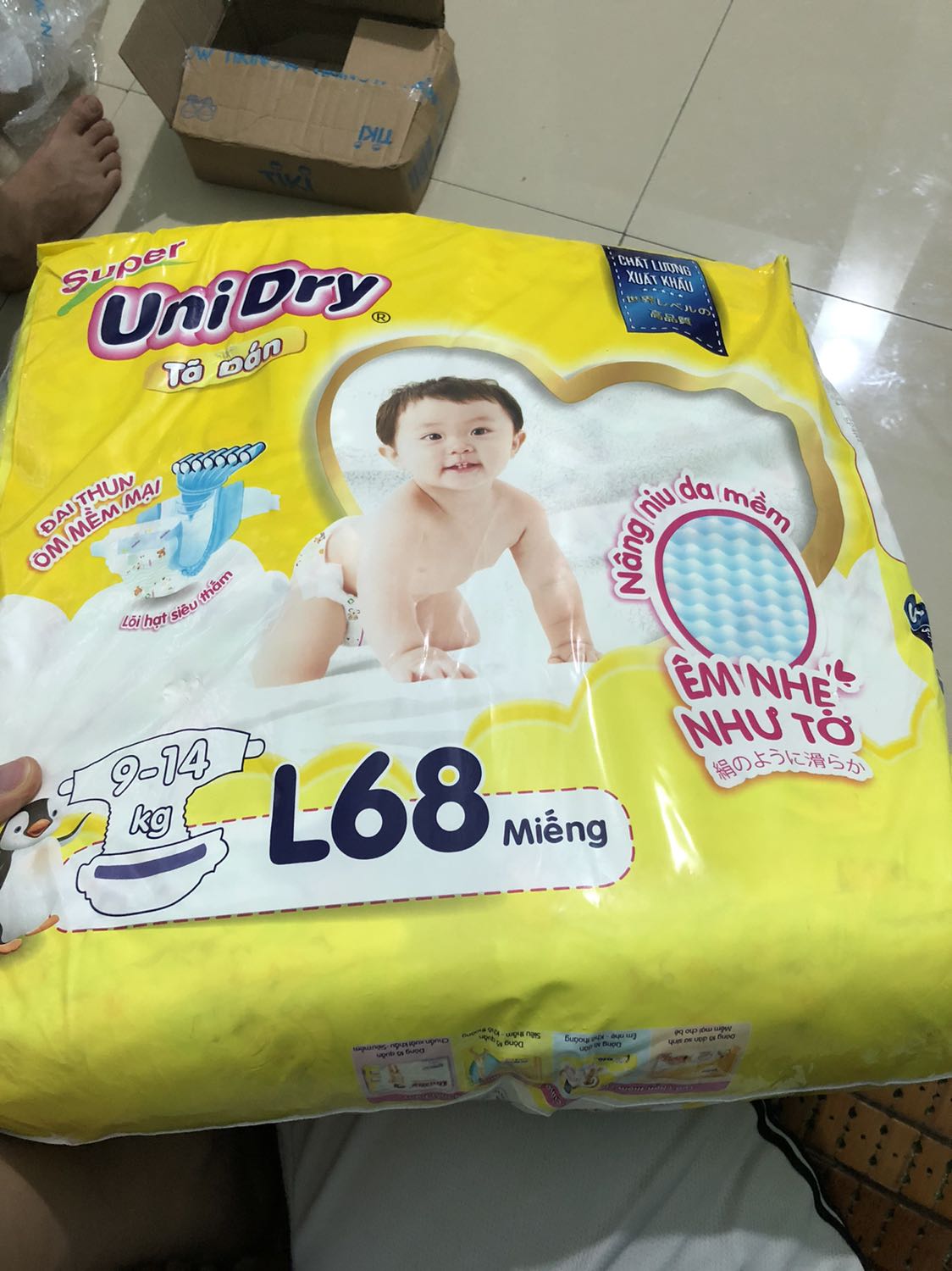 đóng gói cẩn thận, tã dán sờ thấy khá mềm mại , có vạch báo , hàng date xa, sản phẩm phù hợp giá tiền lại được miễn phí vận chuyển. Hi vọng bé nhà mình dùng hợp mình sẽ ủng hộ tiếp ạ. Cảm ơn tiki