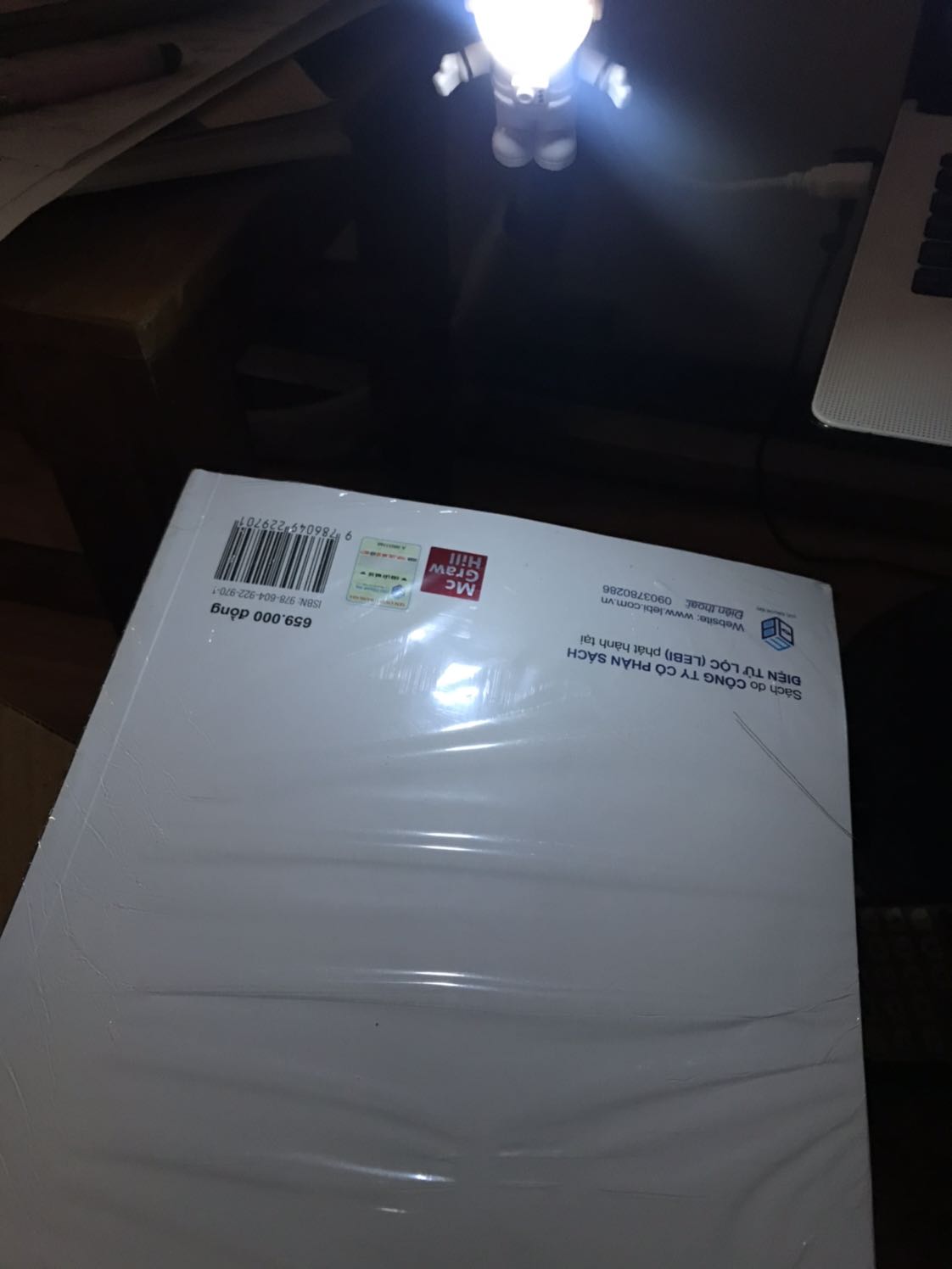 Đầu tiên cảm ơn đơn shiper cũng như đội ngủ tiki đã giao hàng rất đúng thời gian! Mình chỉ mới đặt hôm 1/11 mà tới 3/11 đã nhận được, còn thái độ với tác phong giao hàng bên tiki thì không còn gì bàn nữa ạ. Về phía nhà cung cấp FinFin thì đã tạo điều kiện cung cấp sách này lại cho đọc giả, điều này mình đã đợi chờ từ lâu, nay trên tay mình đã chính thức được cầm cuốn sách này, không còn gì tuyệt hơn. Về cách đóng gói thì mình nghĩ FinFin đã làm rất tốt-kỹ và cẩn thận, cách đóng gói thì mn có thể xem dưới hình. Về nội dung thì mình được biết tới từ rất nhiều người nổi tiếng về lĩnh vực tài chính giới thiệu, nên chắc nội dung thì mình cần thời gian để tìm hiểu và xác thực. Cuối cùng thì cảm ơn đội ngũ Tiki cùng với nhà cung cấp FinFin một lần nữa.