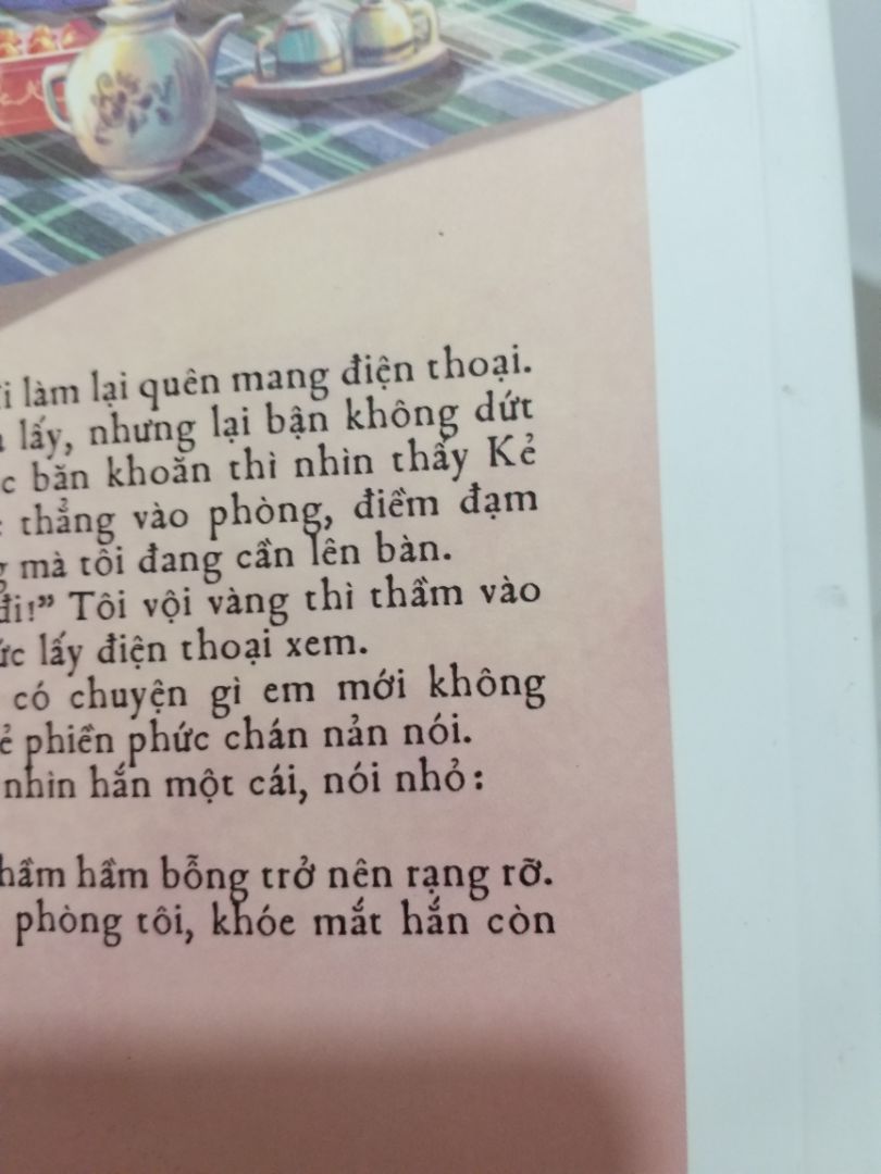 Sách giao bị bẩn nhiều chỗ và móp một tí ở phần góc. Mình có thể chấp nhận được nhưng việc sách bị in lỗi thì hơi khó. Mình biết Tiki chỉ là bên trung gian mà thôi nhưng mình mong Tiki hãy chú ý hơn đến cả chất lượng của sách nữa ??