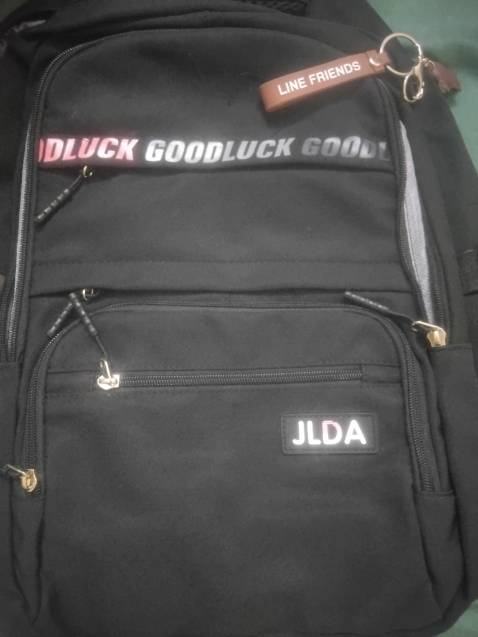 Balo sài được vài tuần thì mình thấy cũng ok. Nhưng có vài lưu ý cho mọi người định mua nè. Khi đi mưa, phần ở trong khô ráo nhưng bên ngoài vẫn ướt nhé nên mn cẩn thận. Nhìn trông khá ưa nhìn. Nhưng phần dây kéo ngăn thứ ba bên ngoài phía trước bị rách, mong nhà sản xuất tiếp thu ý kiến của mình và khắc phục ạ. Dù sao nhìn chung với tầm giá này thì mặc hàng trông cũng ổn. Nên mua.