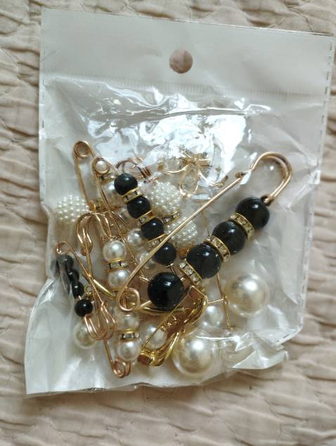 Set đc tận 13 cái với nhiều kích cỡ và kiểu dáng khác nhau cài quần áo đều ok hết nhé! Có em này rất tiện lợi mùa đông hay hè đều dùng tới nè. Shop đóng gói hàng cẩn thận, giao hàng khá là nhanh. Lần sau sẽ ủng hộ tiếp nhé! Tặng shop 5 sao