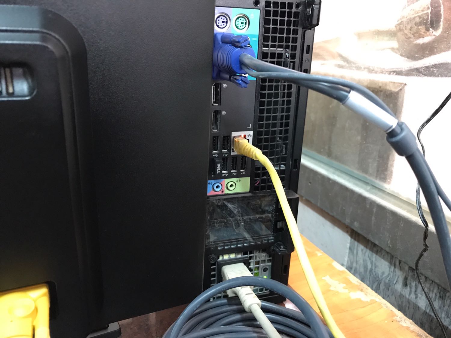 Thùng máy không có đậy nắp VGA và PCI, main bị lỗi không thể lưu ngày tháng 
và máy tự khởi động khi cắm nguồn điện dù chưa nhấn nút nguồn, 
chỉ có 2 miếng đệm cao su => thiếu 6cái