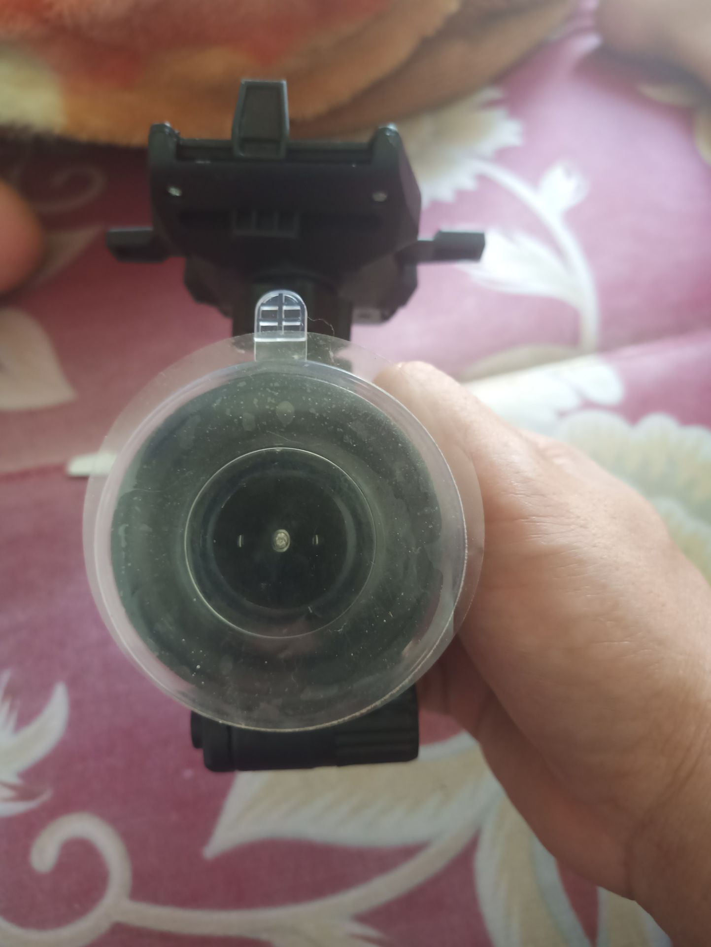 chân đế không được dính lắm, phải mua thêm miếng dính 2 mặt gắn vào