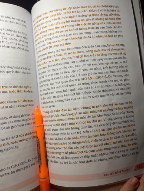 ĐÁNG MUAAA các mom ơi 🥰 2 cuốn sách gối đầu giường em cực kỳ ưng ý nên sẽ review tâm huyết, mong giúp ích đc cho các mom

(1) Về tác giả
- BS Trần Thị Huyên Thảo 
- ThS Nhi khoa của Úc và BS Nhi khoa tại VN
- BS có giọng viết khá hóm hỉnh và gần gũi với văn hoá VN (k giống với các sách nước ngoài - các mom sẽ cần có sự chắt lọc), vì vậy đọc nội dung cuốn hút và cực kỳ dễ hiểu
- Các nội dung trong sách đều có dẫn chứng khoa học từ các hiệp hội/ nghiên cứu y khoa từ các nước Châu Âu và VN 
- Sau mỗi một mục, BS sẽ có 1 bảng kết luận cho các mom dễ nhớ

(2) Chào con Ba mẹ đã sẵn sàng
- Sách dành cho bé từ 0-6th tuổi
- Nội dung gồm các kiến thức chăm sóc cơ bản (sử dụng núm *** giá, giấc ngủ của trẻ, hội chứng quấy khóc…) + các trạng thái thường gặp (rụng tóc ở trẻ, viêm da dị ứng, hăm tã, bé sơ sinh khụt khịt…) 
- Đều là các nội dung rất cần thiết và gần gũi. Em nghĩ nhiều mom khéo vẫn có sự nhầm lẫn, ví dụ như vệ sinh cho con thì em thấy nhiều mom bôi phấn rôm vào bẹn chẳng hạn. Nhưng khi đọc, thì mới ồ ra là làm như vậy chỉ gây thêm bí bách và bít tắc lcl => cần phải bôi kem dưỡng 

(3) Bước đệm vào đời
- Giữa muôn vàn kiến thức từ ***, fb…thì lựa chọn cuốn này cho mốc 6th quá hợp lý
- Nội dung chủ yếu xoay quanh việc ăn dặm, thức ăn dặm, các sản phẩm mà trẻ nên dùng, nên cho con ăn dặm vào thời gian nào trong ngày…
- Ảnh em chụp là em đang đọc đó ạ. Nhà có các bà, các mẹ nhưng em vẫn muốn cho con theo cách có khoa học chứng minh rõ ràng chứ k phải theo kiểu truyền tai “nghe nói là…” như xưa ^^ 

Nếu mom nào đang trên hành trình đi tìm hiểu con thì k cần do dự gì nữa nha ạ! Quá rẻ cho một kho tàng kiến thức khổng lồ đầy uy tín