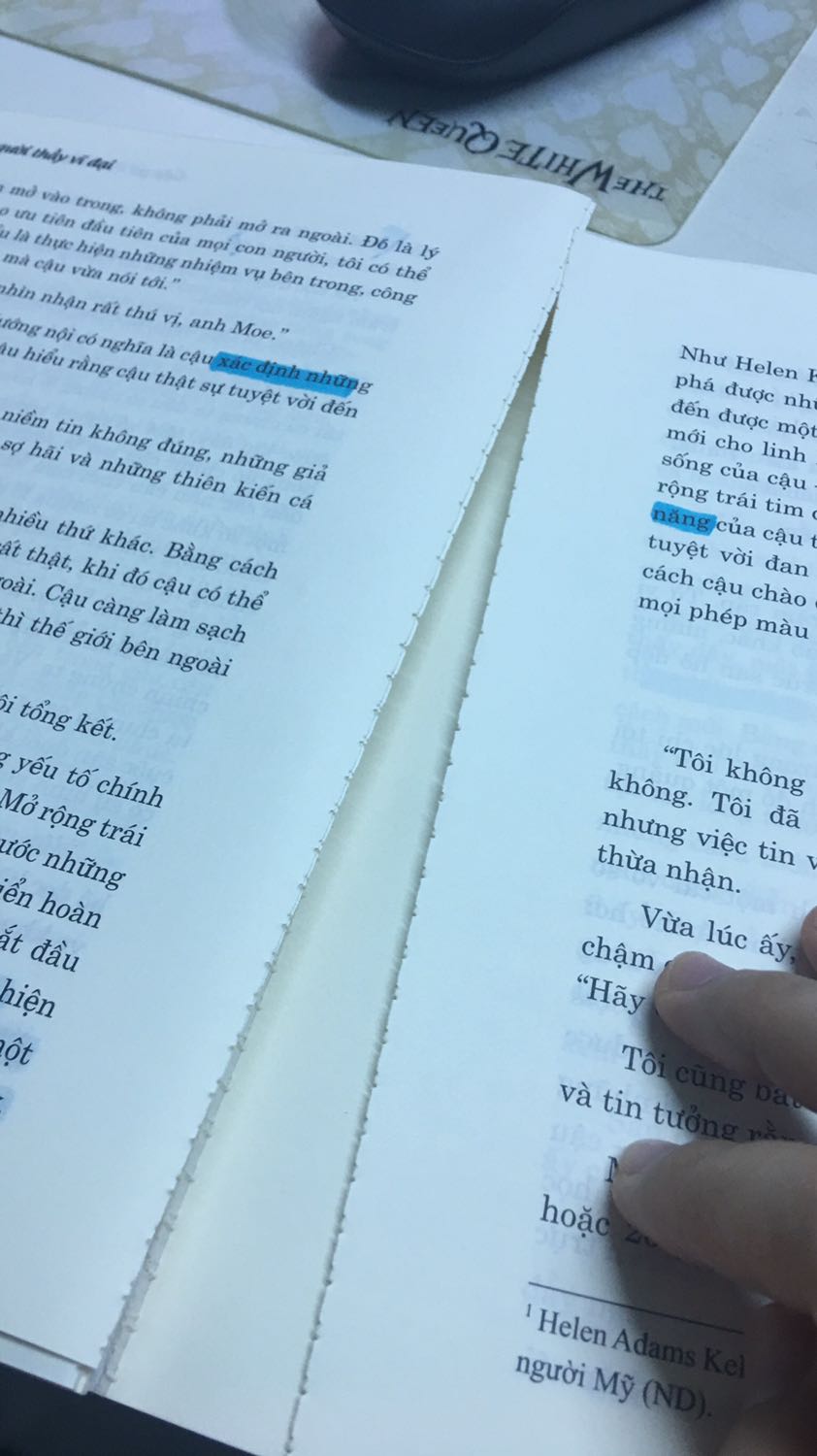 Sách đọc mới nửa cuốn mà đã bong hết cuống sách rồi?? . Mình giữ sách kĩ lắm mà lần đâu tiên đọc cuốn mà nó mau bung bìa vậy