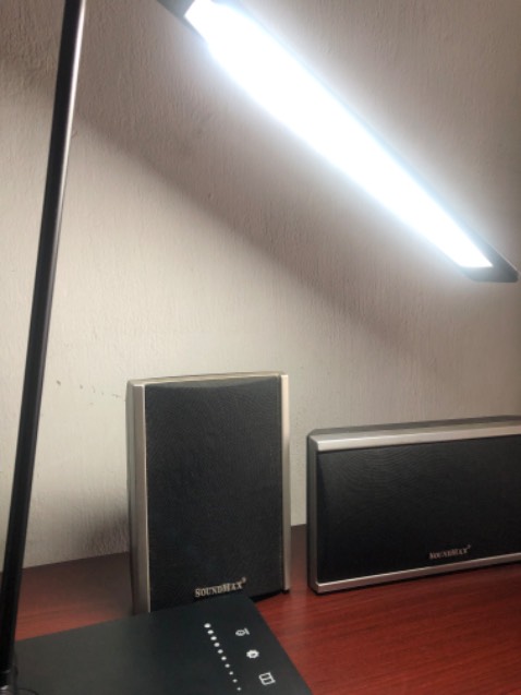 Đèn đẹp, đóng gói kĩ lưỡng, có 2 độ sáng trắng vs vàng tiện nhất là 2 trục điều chỉnh được ko cố định như các mẫu đèn khác mình đã sử dụng