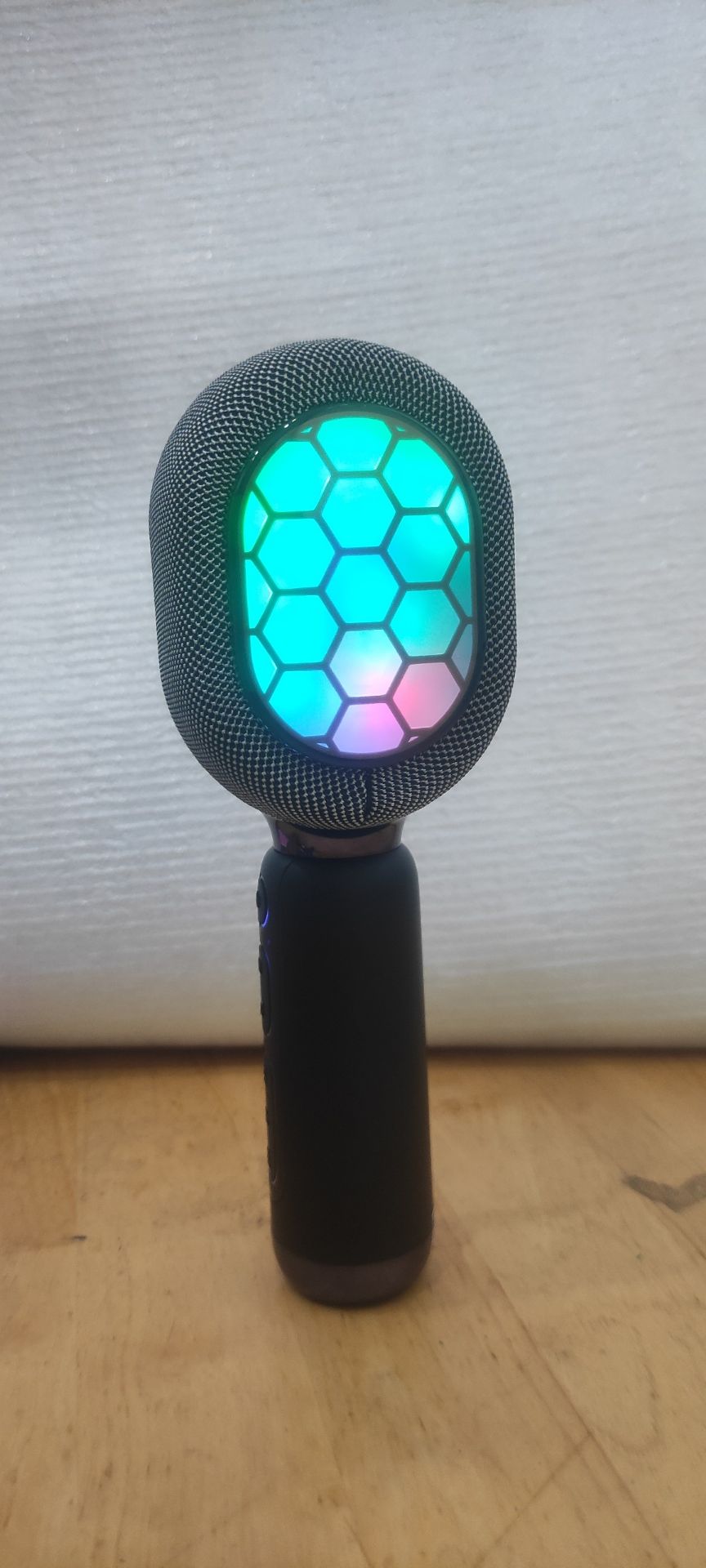 mic có led khá đẹp, hát hay, âm thanh ổn, hàng chính hãng icore nên cũng yên tâm, pin cũng dc lâu lắm, nê mua nha