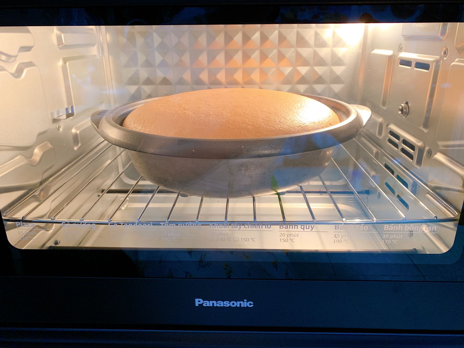 Nướng bánh ngon lắm nha.Lò nướng kết cấu khá chắc chắn.