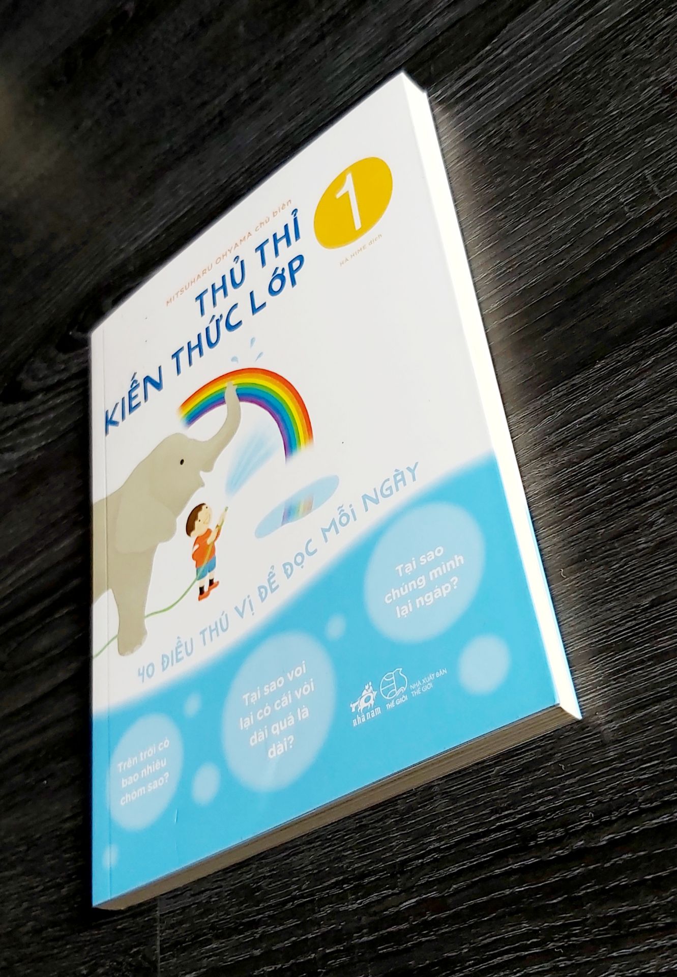 Cuốn sách gồm 40 điều hỏi đáp thú vị và gần gũi mà rất nhiều trẻ tuổi lớp 1 hay nghĩ tới. Các câu hỏi chia theo 4 lĩnh vực: cơ thể, vật dụng, loài vật, vũ trụ. Ngôn ngữ trong sách nhẹ nhàng, vừa đủ sức hiểu của trẻ. Minh họa đen trắng đơn giản và rõ ràng để hỗ trợ trẻ cảm nhận.
Một cuốn sách bổ ích ko chỉ với phụ huynh mà cho cả các con. Chữ in to giúp các bạn nhỏ dễ đọc. 
Mình hài lòng với dịch vụ Tiki, nhanh và nhiều tiện ích.