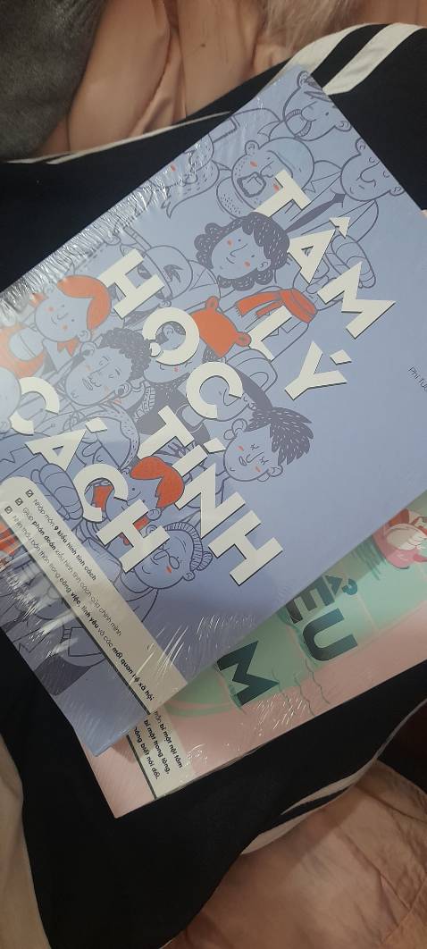 Sách chưa đọc thử nhưng rất đẹp. Tuy nhiên về phần bìa sau khi vận chuyển có chút móp hộp và do k có bọc chống xóc, sách đã bị tổn hại. 2 cuốn tâm lí học k bị cong nặng nhưng mong nhà bán nên cẩn thận hơn, 1 lớp bọc chống xóc cũng được.