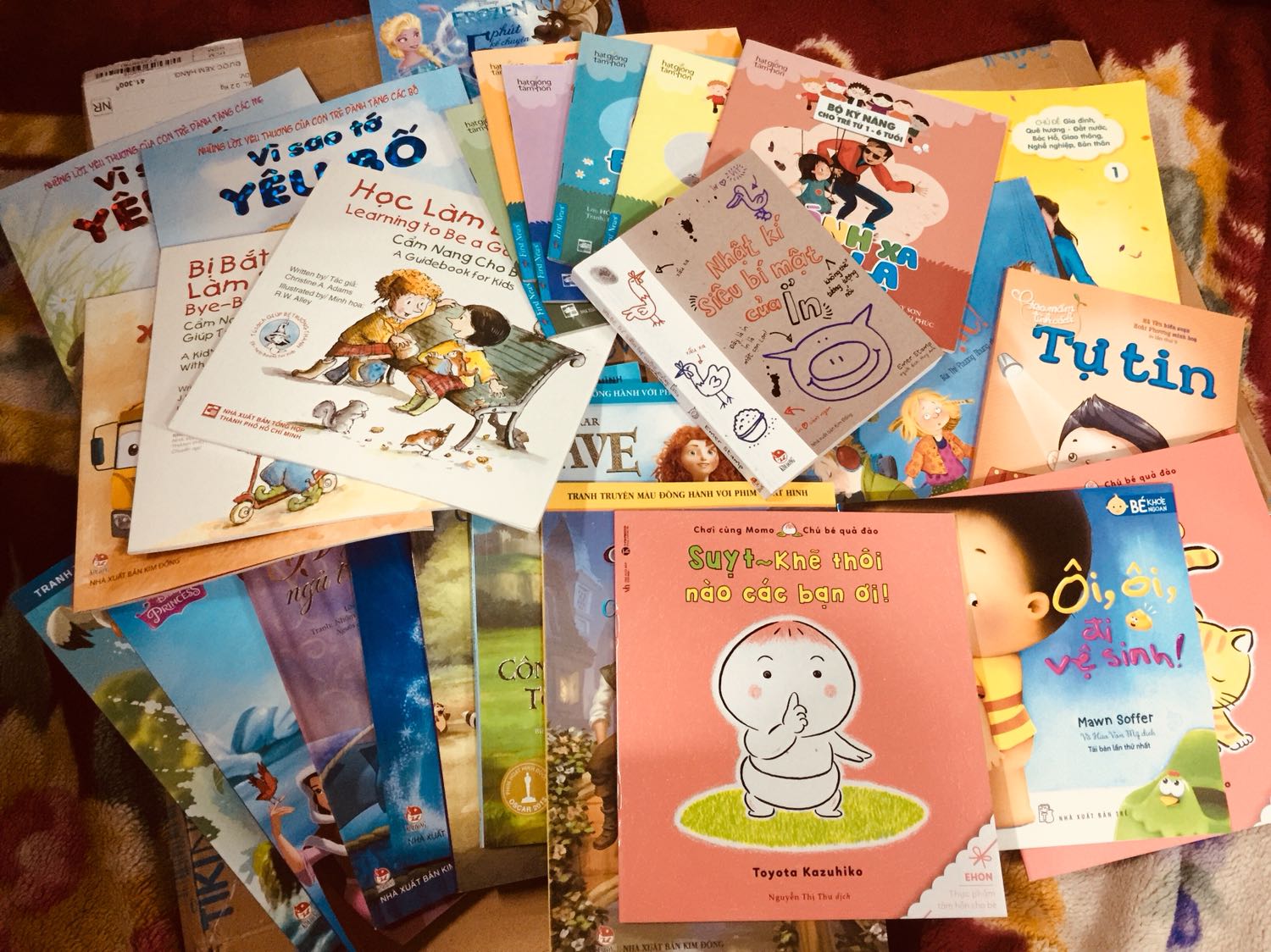 Sách đẹp lắm!!! Ko bị lỗi gì hết!!
Tớ mua 1 lố sách cho bé cháu ^^ cuốn nào cũng ưngggg
Tiki lúc nào cũng giao hàng nhanh hơn dự kiến. Mà lần này sách ở nhiều kho nên đơn hàng bị chia nhỏ thành nhiều lần giao. 4 5 lần giao lận í :( phải ở nhà canh đợi ngta giao hàng hơi mệt, nhưng nhận đc sách rồi thì thích lắm nè ^^