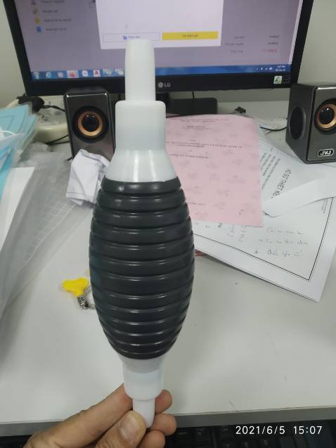 Chất liệu hoàn toàn không giống mô tả. Phần bóp bằng nhựa, không có chỗ nào làm bằng cao su hoặc kim loại. *** đảo. Các bạn hoàn toàn không nên mua. Trước đây mình có mua 1 cái tương tự, dùng được 2 lần là gãy vòi.