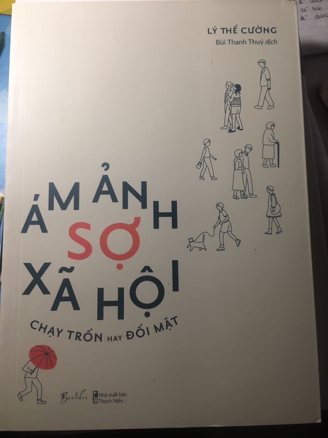 Tiki đóng hàng không chắc chắn, cũng không có bọc chống sốc hay túi nilong bọc sách. Có lẽ do vận chuyển mà hộp rách tanh bành làm bụi bẩn lọt vào và vài cuốn sách bị móp bìa một chút. May mà sách đẹp và không bị tổn hại quá nhiều.