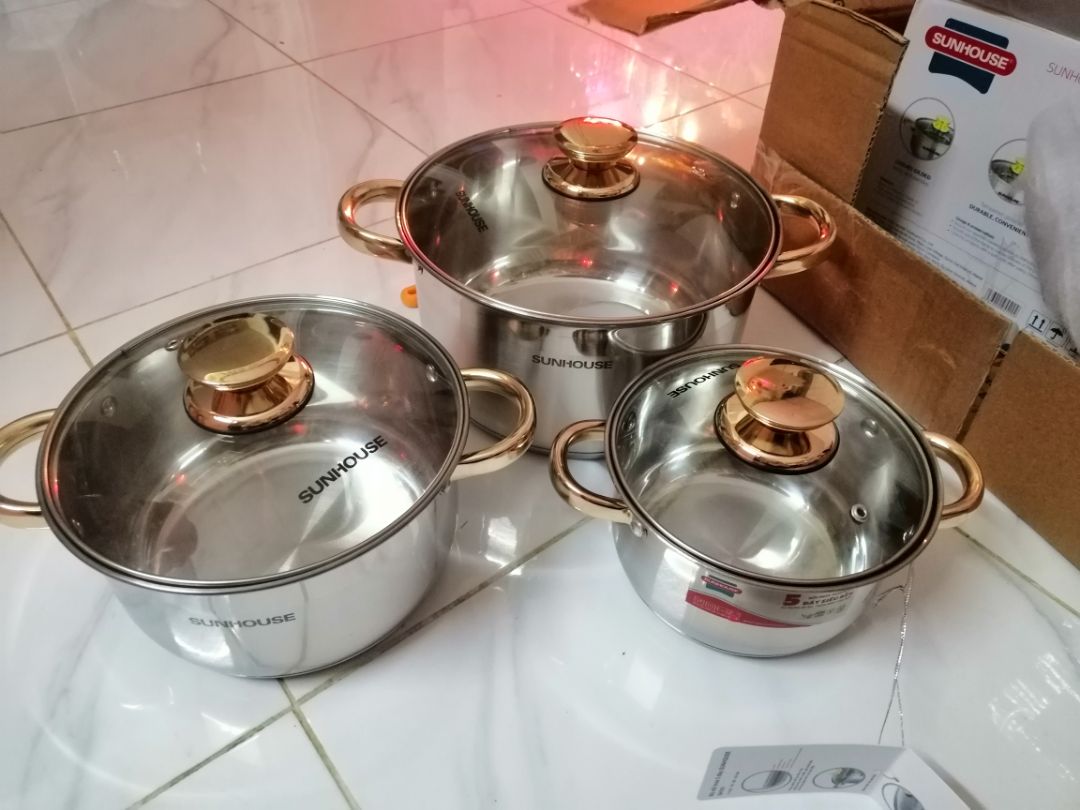 Bộ Nồ nói chung đẹp nhưngkhi nấu thì tay cầm bị nóng. Mình cứ nghĩ sẽ có cách nhiệt ở tay cầm. Hơi thất vọng nhưng vẫn cho 5sao để ủng hộ shop