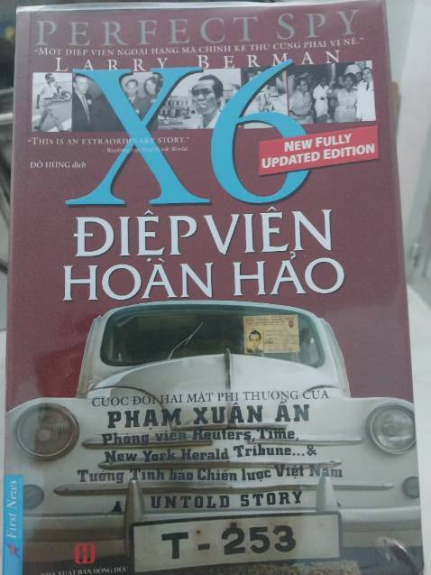 Từ một lần vô tình nghe về Cụ Phạm Xuân Ẩn trên series của Tuấn Tiền Tỉ đến bài phỏng vấn trên chương trình Người Đương Thời (mình nghe không dưới 10 lần) thì hiếm khi một người đàn ông, một nhân vật trong lịch sử Việt Nam đã cuốn hút mình mạnh mẽ đến thế. Và tác giả Larry Berman tiếp nối thêm trong quyển sách nhiều câu chuyện khác cùng nhiều ảnh chụp vô cùng quý giá về nhà tình báo vĩ đạo mà Việt Nam từng sản sinh ra. Mình dám chắc với bạn rằng nếu tìm hiểu về Phạm Xuân Ẩn, bạn sẽ yêu Việt Nam hơn rất nhiều và sẽ muốn tìm hiểu thêm nữa về lịch sử Nước nhà.
