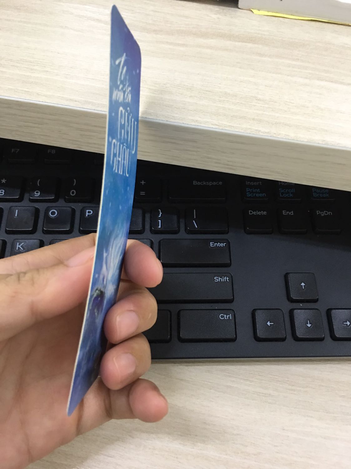 Tôi đánh giá thấp dịch vụ của các bạn.
1. Nhận dc hộp sách bẹp dúm, phần hộp bị rách. Tôi đã định cho qua vì thông cảm cho vận chuyển, hơn nữa đây cũng ko phải hàng dễ bể nên tôi thử mở bên trong ra xem thế nào nhưng bên trong cũng rách bươm phần bao bì. May mà sách ko sao. 
2. Nội dung thì để là "Tặng 3 bookmark như hình ngẫu nhiên". Tôi thì thấy ngẫu nhiên thật, nhưng nó KO NHƯ HÌNH! Và rêu rao là tặng 3 nhưng thực chất chỉ có 1!!!
Vậy các bạn đăng tặng làm gì khi ko tặng đúng cái mình đăng? Thà là ko tặng thì người mua hàng như tôi còn đỡ bực. 
Mong Tiki xem lại đối tác.