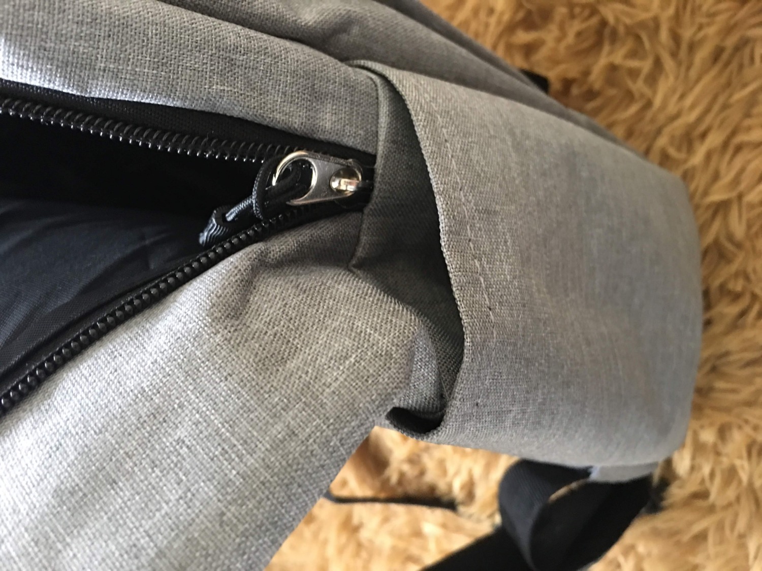 Balo lớn hơn tưởng tượng nhưng không sao, đựng được laptop 15inch hoặc to hơn xíu. Chất liệu vải bên ngoài cũng khá chắc chắn, dây kéo tuy không phải dây xịn nhưng kéo cũng khá mượt. Bên cạnh đó còn tặng dây Usb (để bên trong balo ) có thể dùng để vừa đi bộ vừa sạc, tuy mình không thấy tính năng này cần thiết lắm. Nhìn chung tầm giá này thì balo này là rẻ mà tốt. Thời gian sử dụng có bền hay không thì sau này mới biết, nói chung là hài lòng. Balo lớn hơn tưởng tượng nhưng không sao, đựng được laptop 15inch hoặc to hơn xíu. Chất liệu vải bên ngoài cũng khá chắc chắn, dây kéo tuy không phải dây xịn nhưng kéo cũng khá mượt. Bên cạnh đó còn tặng dây Usb (để bên trong balo ) có thể dùng để vừa đi bộ vừa sạc, tuy mình không thấy tính năng này cần thiết lắm. Nhìn chung tầm giá này thì balo này là rẻ mà tốt. Thời gian sử dụng có bền hay không thì sau này mới biết, nói chung là hài lòng.