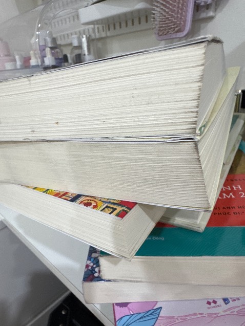 Nhìn quyển sách bẩn vậy coi còn muốn đọc không trời. Mà trúng 2 quyển dày thì vừa bẩn vừa bụi tức ghê