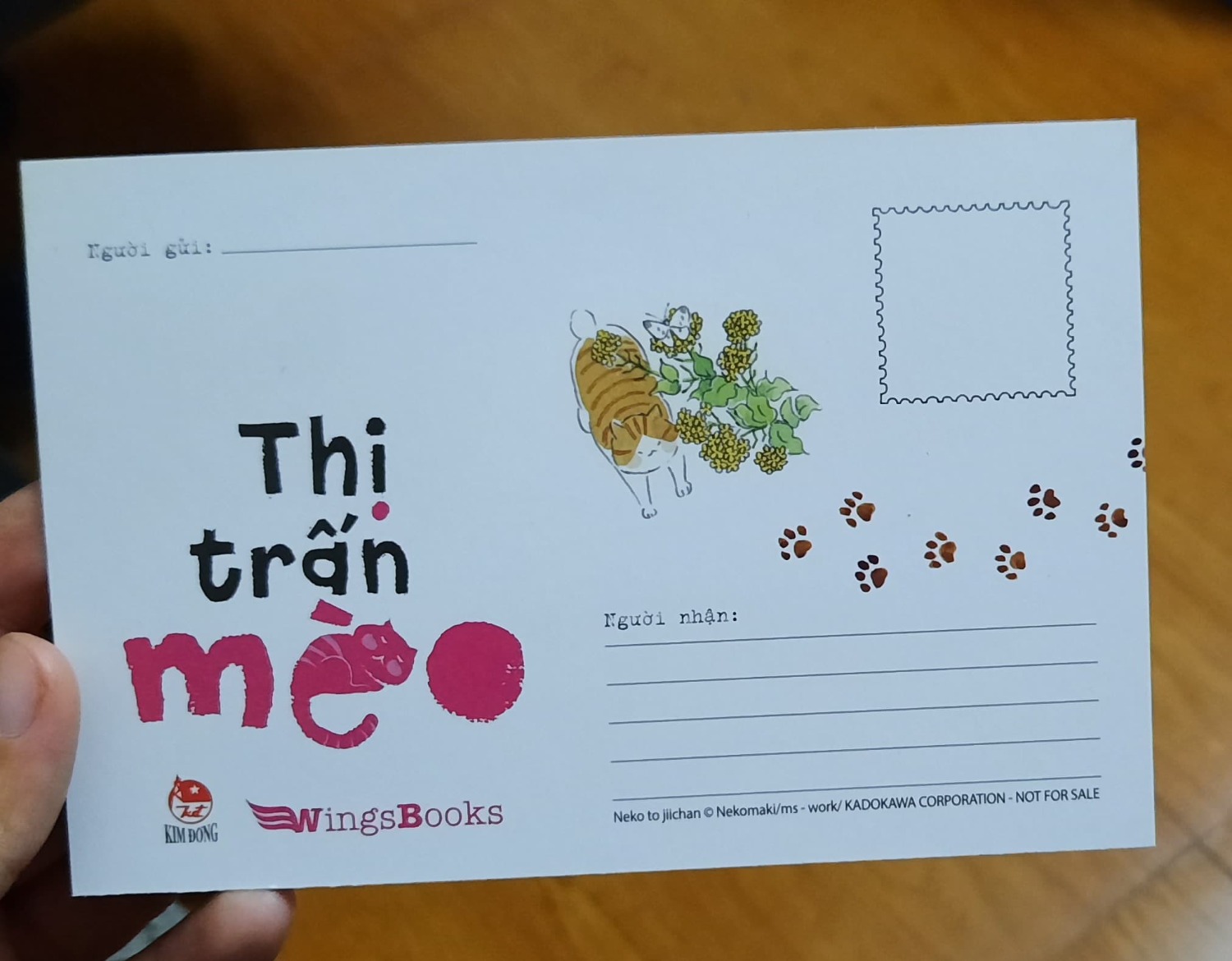 Truyện vừa ra là mình mua ngay mà không nhìn giá bìa (đọc xong nhìn giá mới thấy hốt cả hền :) Nhưng vì đã mua series 4 tập trước đó, nên mình không hối hận vì đã mua cuốn này.
Truyện vẫn kể về cuộc sống bình dị và ấm áp tình người của người dân trên đảo với những chú mèo. Có tặng kèm 1 bưu thiếp khá dễ thương. 
Giá mà Tiki có cho lựa chọn có muốn bọc sách hay không thay vì mặc định là cứ đặt sách là bọc :(