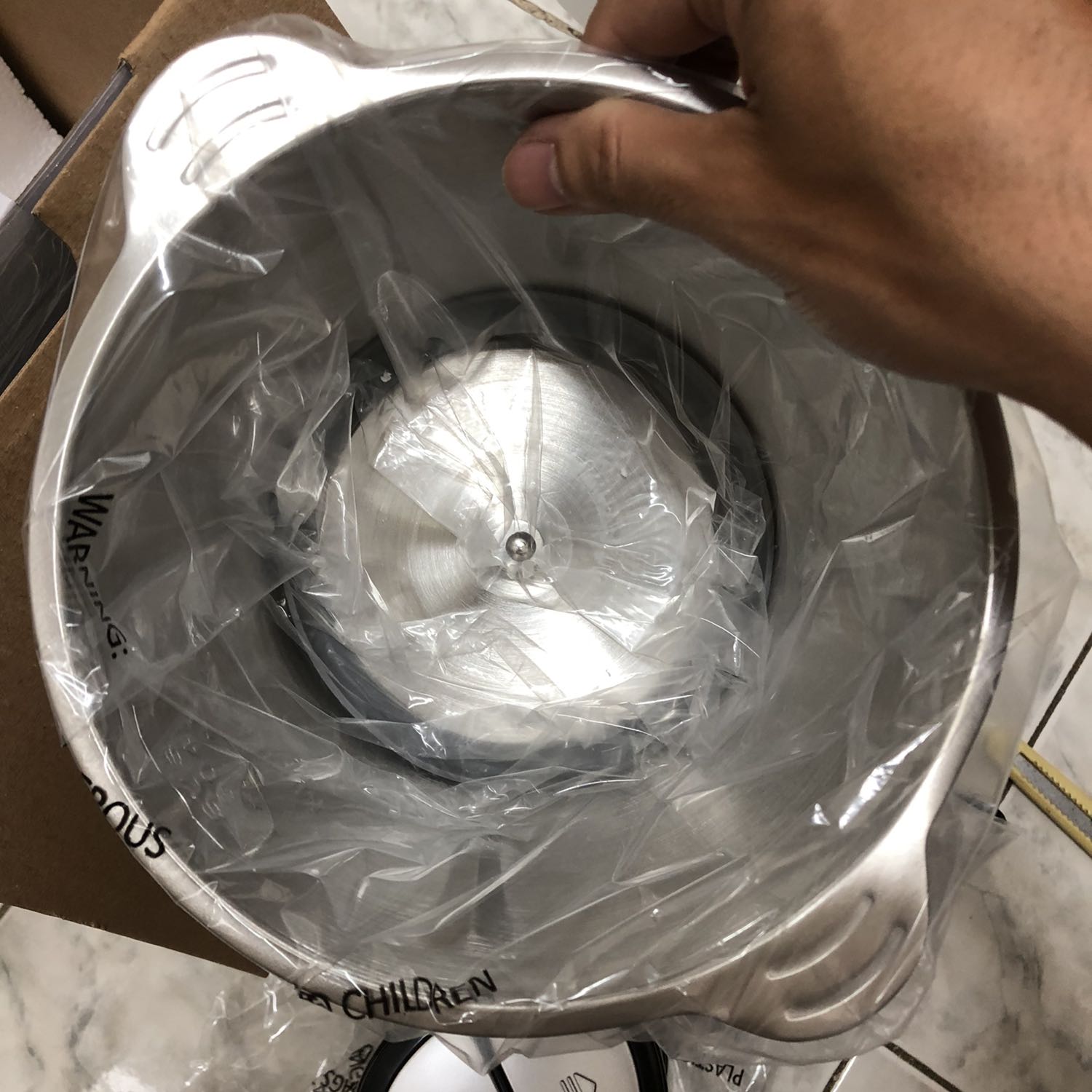 Cối này nhẹ hơn loại bằng thuỷ tinh. Động cơ xay không mạnh bằng loại cầm tay. Nhưng xay thịt rất nhuyễn. Nói chung ok