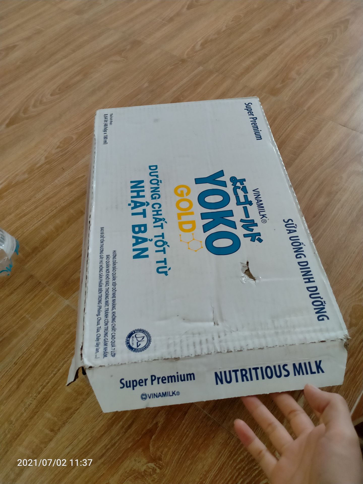 đóng gói k chắc chắn,chỉ bọc 1 lớp màng bọc thực phẩm quá mỏng lúc nhận đc rách hết trơn rồi còn bục vả thùng sữa,mà khi bóc lớp túi hóng ra thùng sữa bên trong rất bẩn chứng tỏ là bẩn sãn rồi chắc thùng cuối để chạm đất chứ đáy thùng bẩn lắm